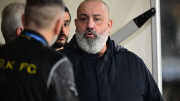 Καταγγελίες Καραπαπά για τραμπουκισμούς στο γήπεδο της ΑΕΚ σε Μεντιλίμπαρ και την αποστολή του Ολυμπιακού, δείτε βίντεο