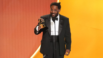 Grammy 2026: Οι μεγάλοι νικητές της μουσικής βραδιάς, το ρεκόρ του Κέντρικ Λαμάρ και οι ανατροπές