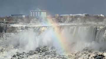 Πάγωσαν οι καταρράκτες του Νιαγάρα: Οι μαγευτικές εικόνες από το δημοφιλές τουριστικό σημείο
