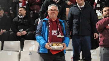 Λάρισα: Φίλαθλος πήγε να δει την ΑΕΛ στο Πανθεσσαλικό με… δυόμισι κιλά παϊδάκια