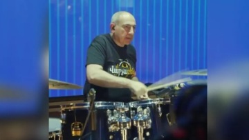 Ροκ σταρ ο πρωθυπουργός της Αρμενίας: Ο Πασινιάν ανέβηκε στη σκηνή κι έπαιξε ντραμς σε συναυλία 