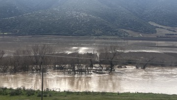 Υπερχείλισε ο Πηνειός έξω από τη Λάρισα: Πλημμύρισαν αγροτικές εκτάσεις