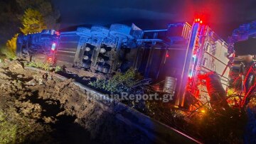 Σοβαρό τροχαίο στην Αθηνών - Λαμίας: Τούμπαρε νταλίκα-ψυγείο με φρούτα, δείτε εικόνες