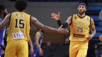 Άλωσε την Προύσα η ΑΕΚ, 93-90 την Τόφας και πάει φουλ για πρωτιά, βίντεο 