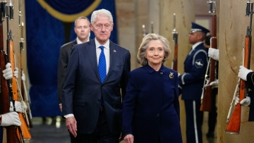 Οι Κλίντον «λυγίζουν» στην έρευνα Έπσταϊν: Δέχονται να καταθέσουν για να αποφύγουν ψήφο περιφρόνησης 