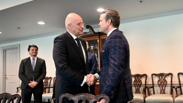 Πρόσκληση Δένδια στον Χέγκσεθ να επισκεφθεί την Ελλάδα, συζήτησαν για τα F-35 