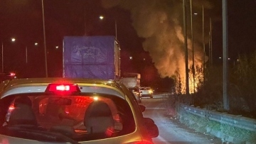 Θεσσαλονίκη: Λεωφορείο τυλίχθηκε στις φλόγες στη Σίνδο, σώος ο οδηγός και οι επιβάτες