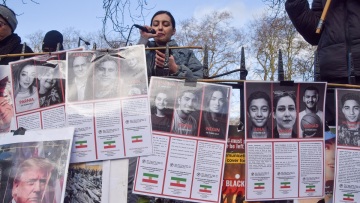 Γιατί ο κόσμος χορεύει και τραγουδάει στις κηδείες νέων διαδηλωτών στο Ιράν (βίντεο)
