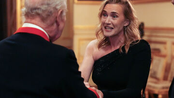 H αντίδραση της Κέιτ Γουίνσλετ όταν αντίκρισε τον Βασιλιά Κάρολο έγινε viral - Δείτε το βίντεο