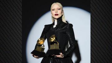 Η Lady Gaga ποζάρει με τα βραβεία που κέρδισε στα Grammy: Είναι αληθινή ευλογία να με τιμά η μουσική κοινότητα