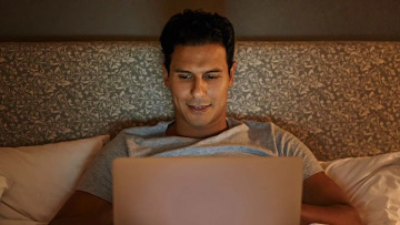 Πώς το ξενύχτι αυξάνει τον καρδιαγγειακό κίνδυνο – Τι δείχνει νέα μελέτη για τα «νυχτοπούλια»