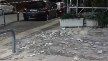 Παλαιό Φάληρο: Ζαρντινιέρες αποκολλήθηκαν από πολυκατοικία και έπεσαν στο πεζοδρόμιο, δείτε βίντεο
