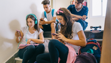 Γαλλία και Ισπανία απαγορεύουν τα social media σε παιδιά κάτω των 16 ετών