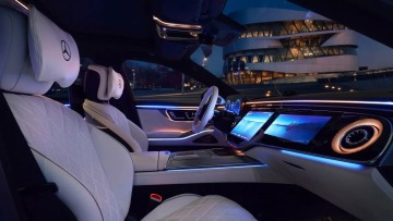 Κάνει και μασάζ και στο κεφάλι του οδηγού!