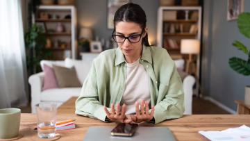Υπάρχει κάποιος που δεν έχει ΔΕΠΥ στη σημερινή φρενήρη εποχή; Μια ειδικός αναλύει