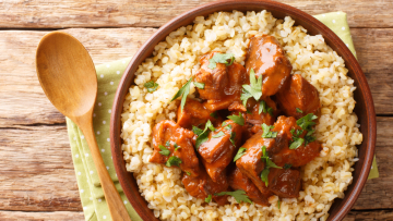 Αφέλια - Χοιρινό μαγειρεμένο με κρασί και πουργούρι από την Κύπρο