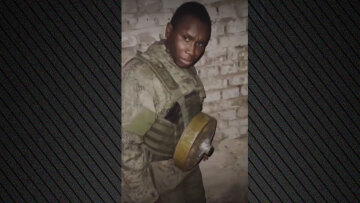 Οι Ρώσοι ζώνουν Αφρικανούς με νάρκες και τους στέλνουν στο μέτωπο, αφού τους εξαπάτησαν με υποσχέσεις για δουλειά - Συγκλονιστικές μαρτυρίες