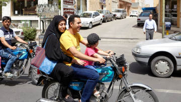 Να οδηγούν, πλέον, μηχανάκι και με το νόμο μπορούν οι γυναίκες στο Ιράν