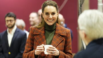 Η Κέιτ Μίντλετον σε thrift κατάστημα: Συνομίλησε με τους εργαζομένους και έφτιαξε τζιν - Δείτε βίντεο