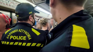 Χειροπέδες σε δύο νεαρούς που άρπαξαν αλυσίδα λαιμού από επιβάτη στον σταθμό του Μετρό Μεταξουργείο
