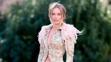 H Μάργκοτ Ρόμπι φόρεσε μίνι φούστα και ζαρτιέρες στο photocall της ταινίας «Ανεμοδαρμένα ύψη» στο Λονδίνο
