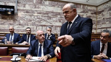 Σύγκρουση με πράσινο χρώμα στη Βουλή: Αντιπαράθεση Καββαθά - Χρηστίδη για τις συλλογικές συμβάσεις, δείτε βίντεο
