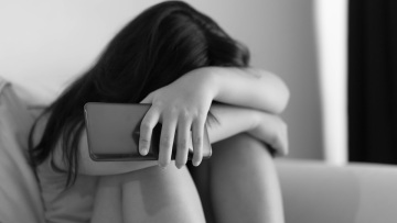 Στοιχεία σοκ για την παιδική σεξουαλική κακοποίηση στο διαδίκτυο το 2025, αύξηση ρεκόρ στις καταγγελίες  
