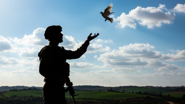 Πώς η Ρωσία χρησιμοποιεί νευρωνικά τσιπ για να μετατρέπει ζωντανά περιστέρια σε drones