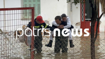 Πυροσβέστες μετέφεραν στα χέρια οικογένεια από πλημμυρισμένο σπίτι στον Πύργο, δείτε βίντεο και φωτογραφίες 