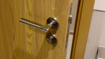 Ειδικοί συνιστούν να βάζουμε αλουμινόχαρτο στο πόμολο της πόρτας: Η εξήγηση είναι απλή