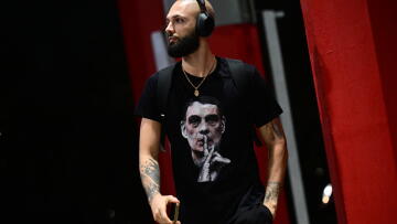 Απόλυτη στήριξη σε Μπαρτζώκα από τον Φουρνιέ: Φορώντας t-shirt με το πρόσωπο του προπονητή του έφτασε στο ΣΕΦ ο Γάλλος, βίντεο 