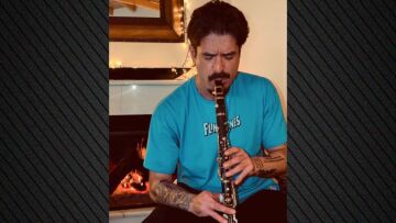 Ο Άρης Μουγκοπέτρος έπαιξε κλαρίνο με δύο δάχτυλα, δείτε βίντεο