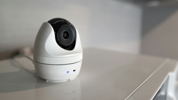 Πώς να εντοπίσετε τις κρυφές κάμερες σε ξενοδοχεία και Airbnb