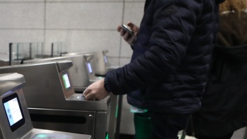 Στα €100 το πρόστιμο για όσους δεν κόβουν εισιτήριο στις αστικές συγκοινωνίες, έως €40.000 για φθορές σε ΜΜΜ και σιδηρόδρομο