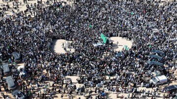 Πλήθος νοσταλγών του Μουάμαρ Καντάφι στην κηδεία του γιου του