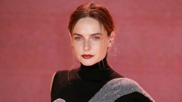 Ρεμπέκα Φέργκιουσον για τη μητρότητα στα 23 με τον 45χρονο σύντροφό της: Ρίχτηκα στην ευθύνη από πολύ νέα