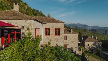 10 ξενώνες για δύο στην Ελλάδα με ζεστή ατμόσφαιρα, ρομαντισμό και θέα σε ειδυλλιακά τοπία