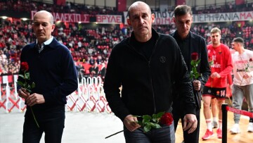 Αγγελόπουλοι, Μπαρτζώκας και η ομάδα του Ολυμπιακού τίμησαν στο ΣΕΦ τη μνήμη των θυμάτων της τραγωδίας της Θύρας 7, βίντεο