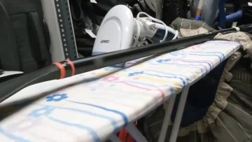 «Ελ. Βενιζέλος»: Τι υπάρχει στο γραφείο απολεσθέντων του αεροδρομίου, από κινητά και πορτοφόλια μέχρι… σιδερώστρα και μασέλες