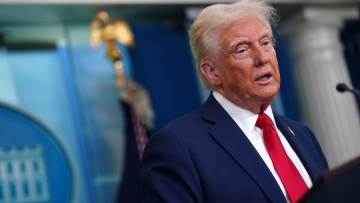 Ο  Τραμπ θέλει να δώσει το όνομά του στο αεροδρόμιο της Ουάσινγκτον και στον σιδηροδρομικό σταθμό της Νέας Υόρκης