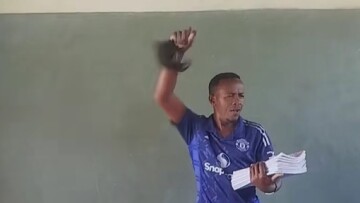 Δάσκαλος στην Κένυα έγινε viral αφού μαθαίνει στους μαθητές του τον ύμνο της Μάντσεστερ Γιουνάιτεντ, δείτε βίντεο