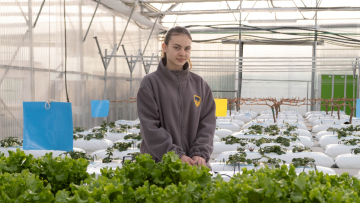 Η 16χρονη Ελπινίκη θέλει να μεγαλώσει στο νησί της: Γιατί και πώς ονειρεύεται τη ζωή της στη Λέσβο, τα σχέδιά της να επενδύσει στη γη των προγόνων της