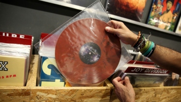 Το βινύλιο αναβιώνει και τα δισκάδικα επανέρχονται: Δεν είναι μόνο νοσταλγία, αλλά και μία αισθητική επιλογή