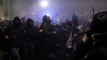 Επεισόδια στο Μιλάνο κοντά στο Ολυμπιακό Χωριό: Κροτίδες και δακρυγόνα μεταξύ αστυνομίας και διαδηλωτών, δείτε βίντεο