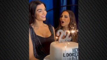 Η Μελίνα Νικολαΐδη έκλεισε τα 22 και έσβησε την τούρτα της μαζί με τη Δέσποινα Βανδή