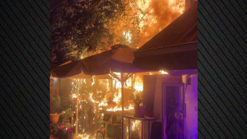 Πύρινη κόλαση στο κέντρο του Βόλου από φωτιά σε παλιό σπίτι, δείτε βίντεο και φωτογραφίες