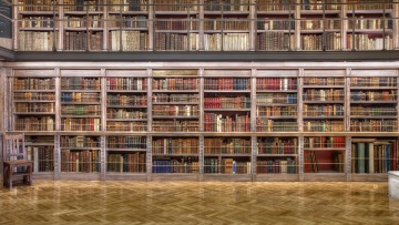 Βγαλμένη από ταινία: Μια βιβλιοθήκη στον Πειραιά μάς προσκαλεί να ανακαλύψουμε τους θησαυρούς της