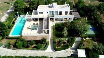 Πλειστηριασμοί: Ο πρώην μεγαλοεργολάβος, η οικογένεια Πρινιωτάκη και οι… μετοχές (pics)