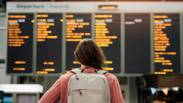 Από τα ταγιέρ στα φούτερ: Γιατί άλλαξε το πώς ντυνόμαστε στα αεροπορικά ταξίδια