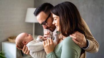 Γιατί οι γονείς δεν επιλέγουν πλέον παραδοσιακά ονόματα για τα παιδιά τους;
